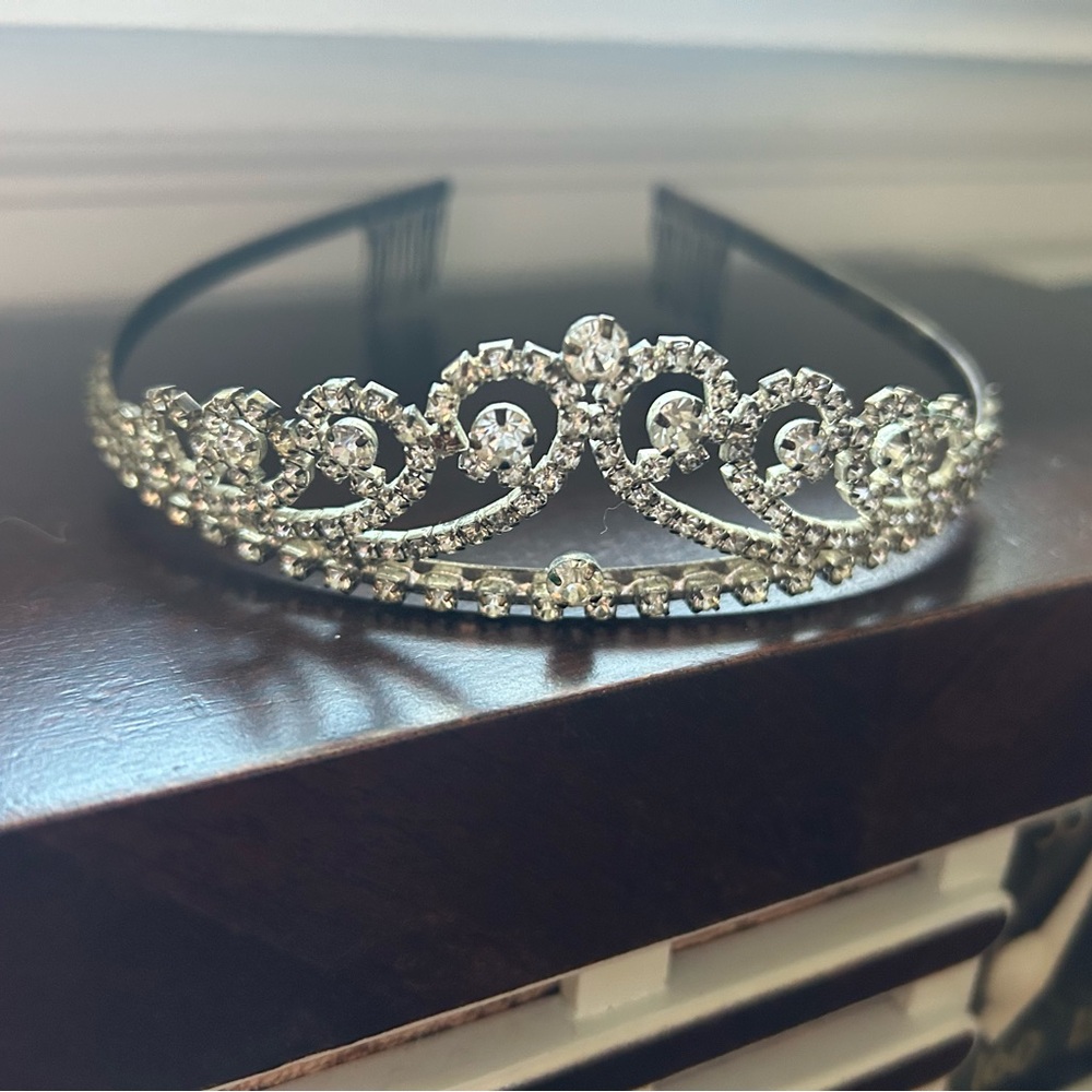 Elegant vintage scroll Tiara